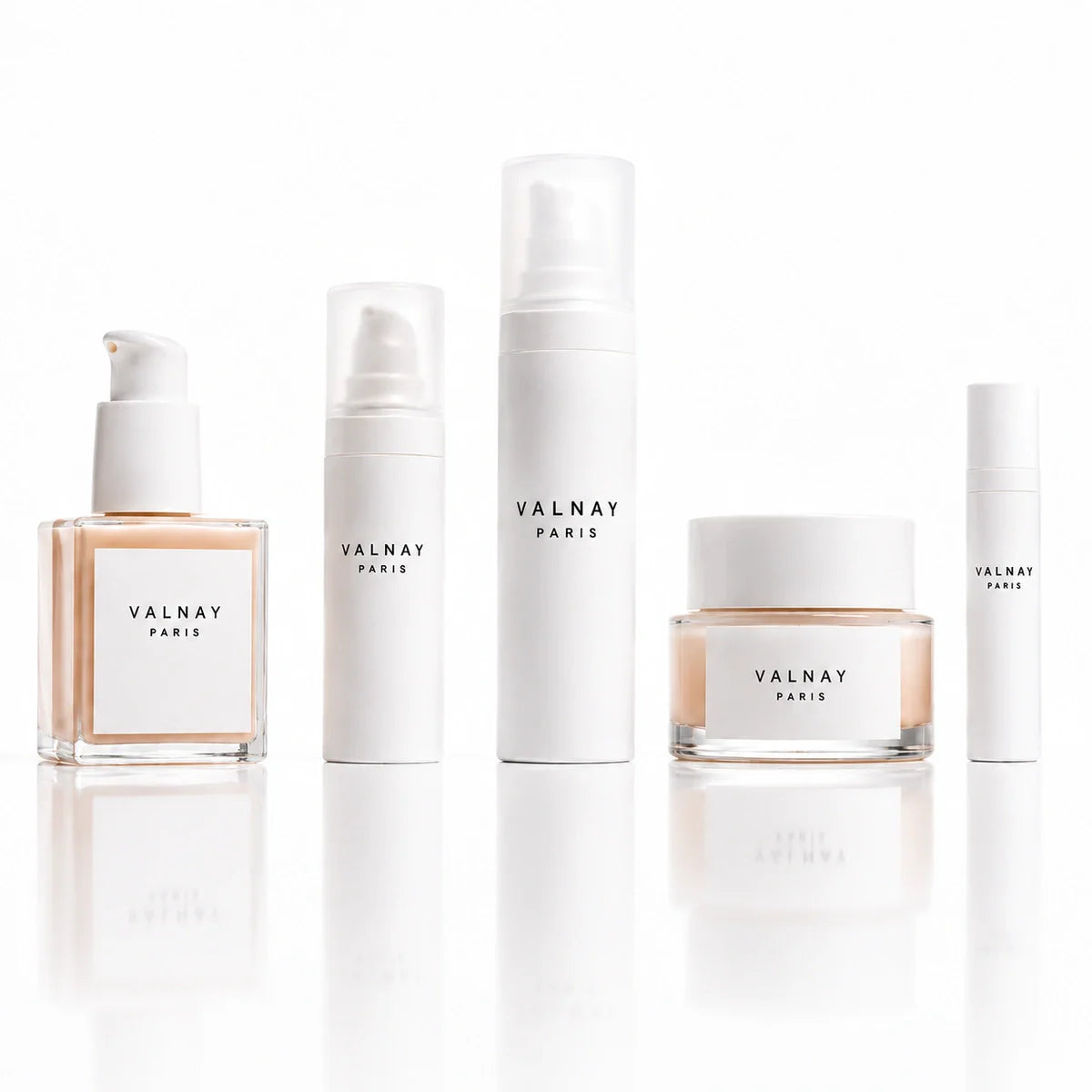Collection complète de la gamme Signature Valnay Paris réunissant des soins anti-âge premium au design minimaliste et élégant sur fond blanc lumineux