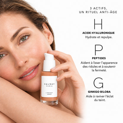 L’Instinct Ambré de Valnay, sérum anti-âge aux peptides tenu par une femme, avec acide hyaluronique, peptides et ginkgo biloba pour hydrater, lisser les ridules et raffermir la peau