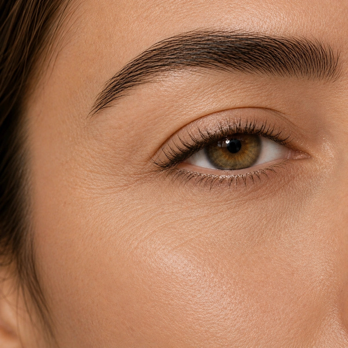 Avant application de Le Premier Regard crème lissante contour des yeux avec de légers signes de fatigue et de fines ridules dans l’univers Valnay Paris