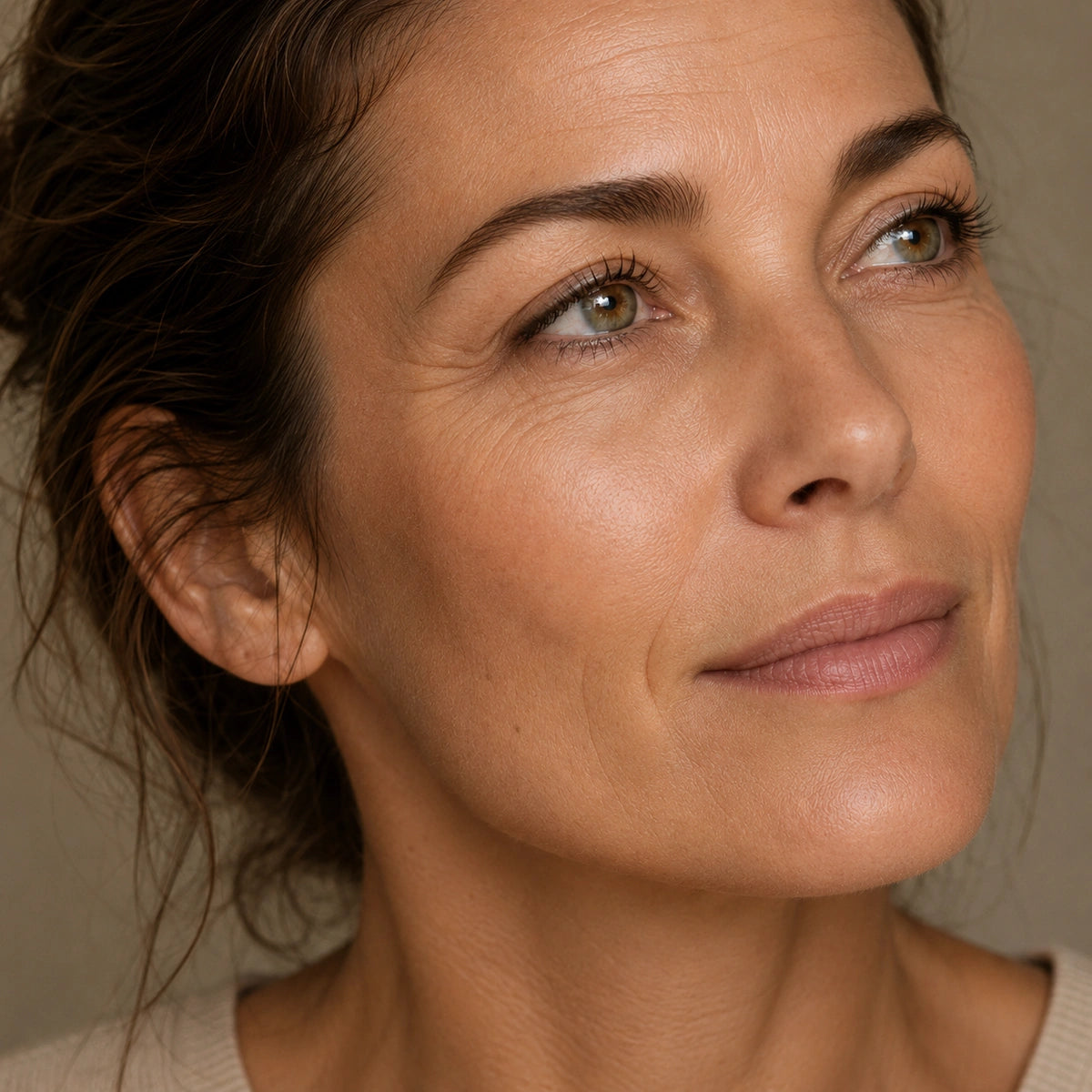 Portrait d’une femme au visage présentant de légères rides, ridules et une peau moins ferme illustrant les effets du temps et de l’intensité du quotidien avant le Protocole Inaltérable