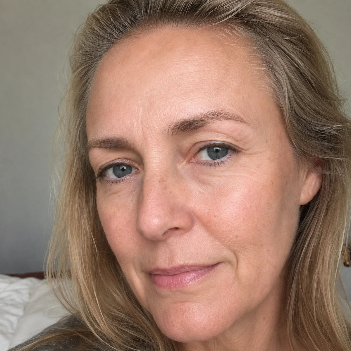 Visage après l’utilisation de L’Instinct Ambré de Valnay avec une peau paraissant plus lisse plus ferme et repulpée