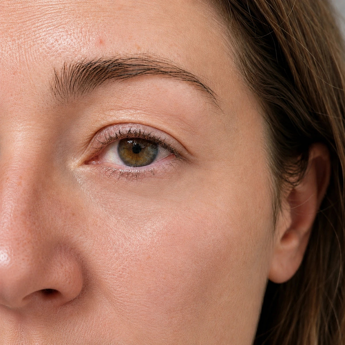 Contour des yeux après l’utilisation du Premier Regard de Valnay avec une peau paraissant plus lisse, plus ferme et hydratée