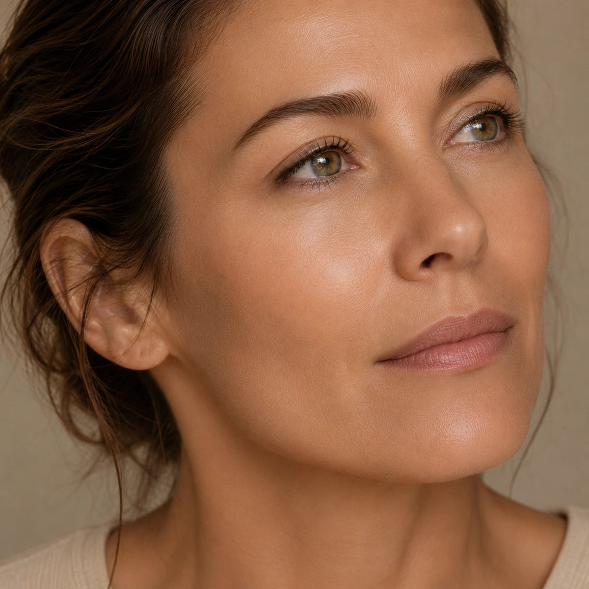 Portrait d’une femme au visage plus lisse, plus ferme et naturellement lumineux après utilisation du Protocole Inaltérable dans l’univers Valnay Paris