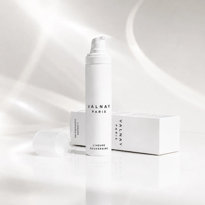 L'Heure Souveraine crème de jour anti-âge de Valnay avec son étui présenté dans un univers lumineux et raffiné