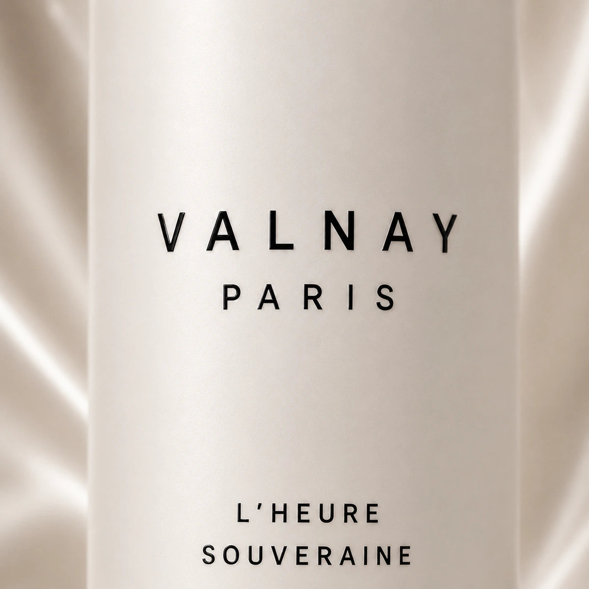 Gros plan de L'Heure Souveraine crème de jour anti-âge de Valnay Paris mettant en valeur le design du flacon