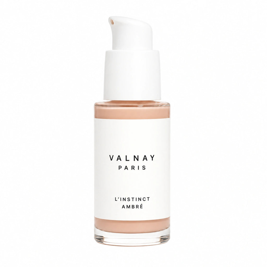 L'Instinct Ambré sérum anti-âge aux peptides de Valnay Paris présenté sur fond blanc