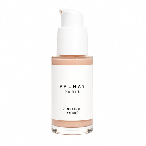 L'Instinct Ambré sérum anti-âge aux peptides de Valnay Paris présenté sur fond blanc