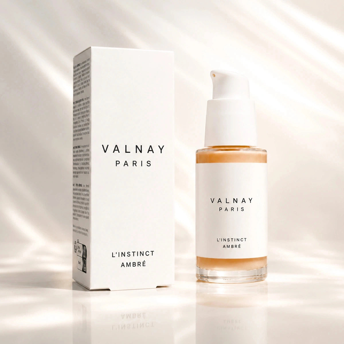 L'Instinct Ambré sérum anti-âge aux peptides de Valnay Paris avec son étui présenté dans un univers lumineux et élégant