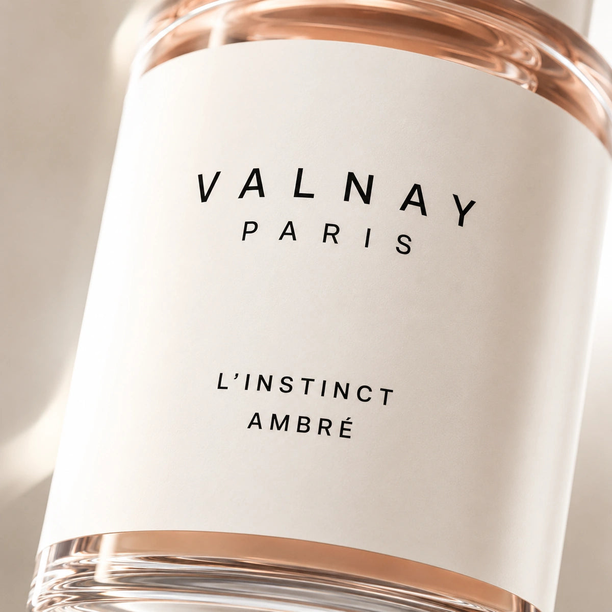 Gros plan du flacon sérum anti-âge peptides L’Instinct Ambré de Valnay Paris mettant en valeur le logo de la marque et le design premium en verre ambré.