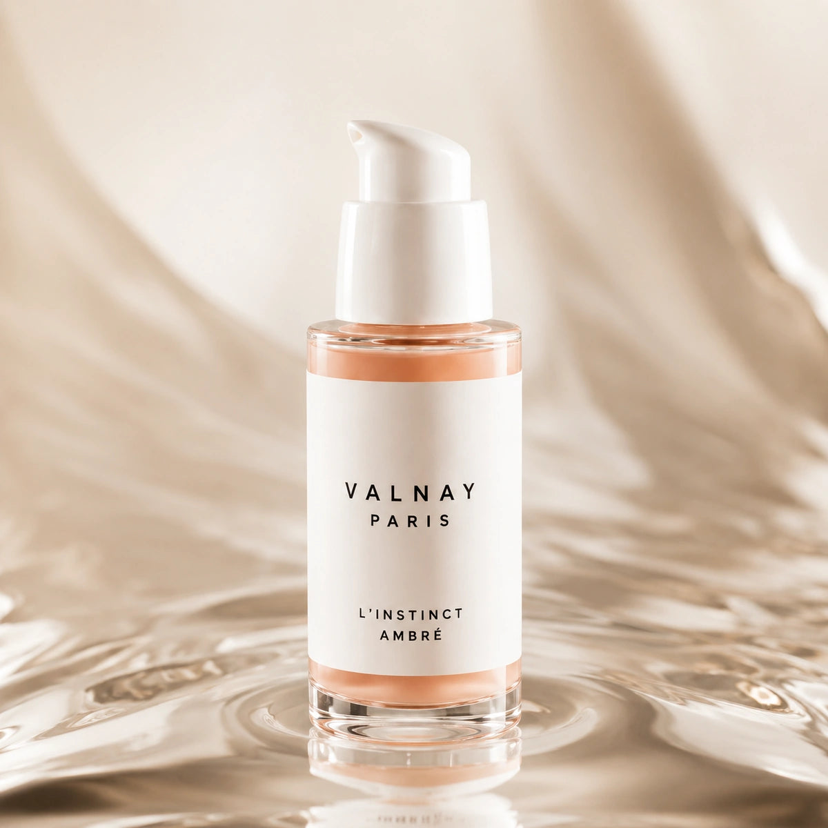 Flacon du sérum anti-âge peptides L’Instinct Ambré de Valnay Paris posé sur une surface réfléchissante, sublimé par une lumière douce et une ambiance luxueuse aux reflets soyeux.