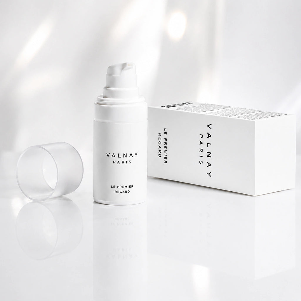 Le Premier Regard crème lissante contour des yeux de Valnay Paris avec son étui présenté dans un univers lumineux et élégant
