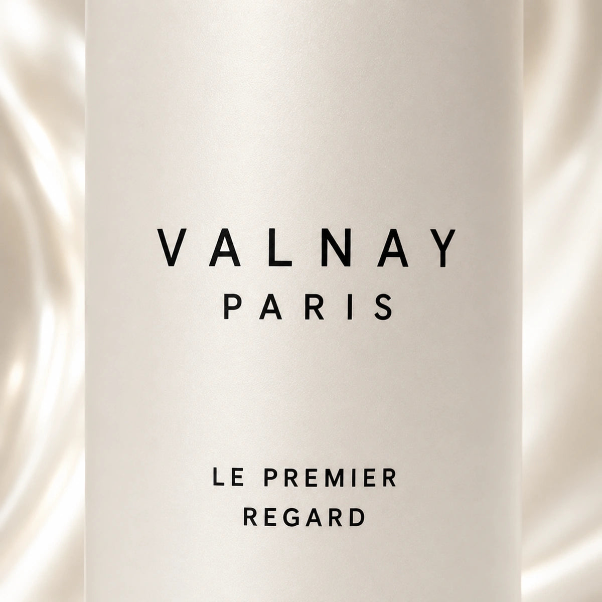 Gros plan de Le Premier Regard crème lissante contour des yeux de Valnay Paris mettant en valeur le design du flacon