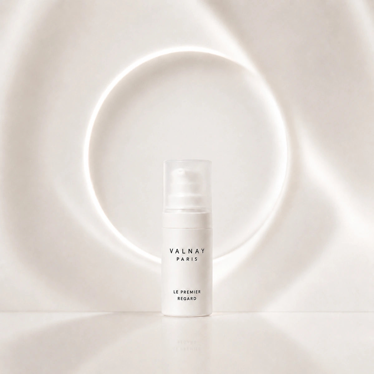 Le Premier Regard crème lissante contour des yeux de Valnay Paris présenté dans un univers lumineux et élégant