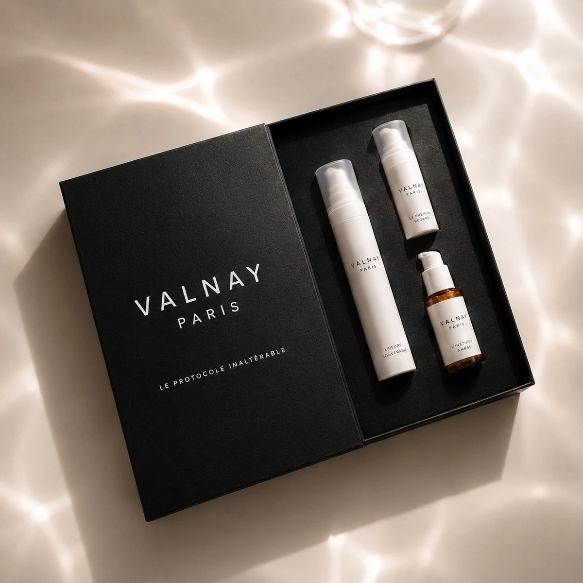Coffret Le Protocole Inaltérable de Valnay Paris contenant Le Premier Regard, L'Heure Souveraine et L'Instinct Ambré dans un écrin noir ouvert