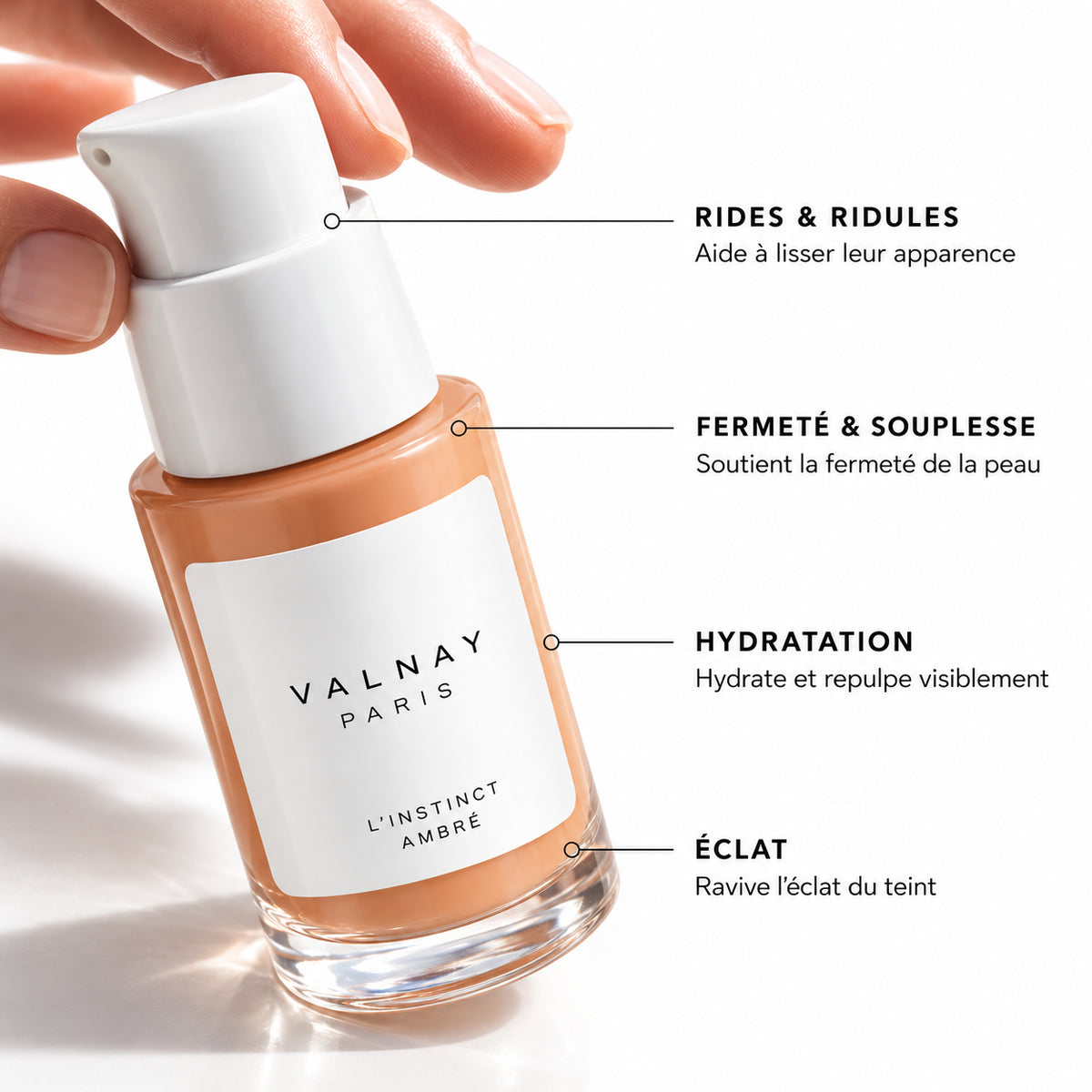 L’Instinct Ambré de Valnay, sérum anti-âge aux peptides tenu en main, présentant ses bienfaits : rides et ridules lissées, fermeté, souplesse, hydratation et éclat du teint