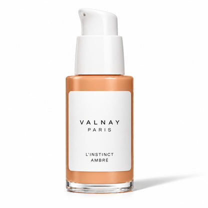 L’Instinct Ambré de Valnay, sérum anti-âge aux peptides pour une peau plus ferme, plus lisse et plus souple, flacon avec pompe sur fond blanc