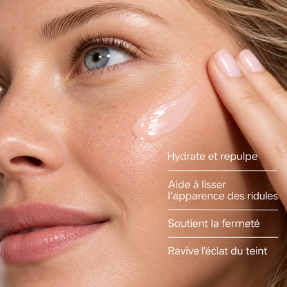 Application du sérum anti-âge aux peptides L’Instinct Ambré de Valnay sur le visage, pour hydrater, repulper, lisser les ridules et soutenir la fermeté de la peau