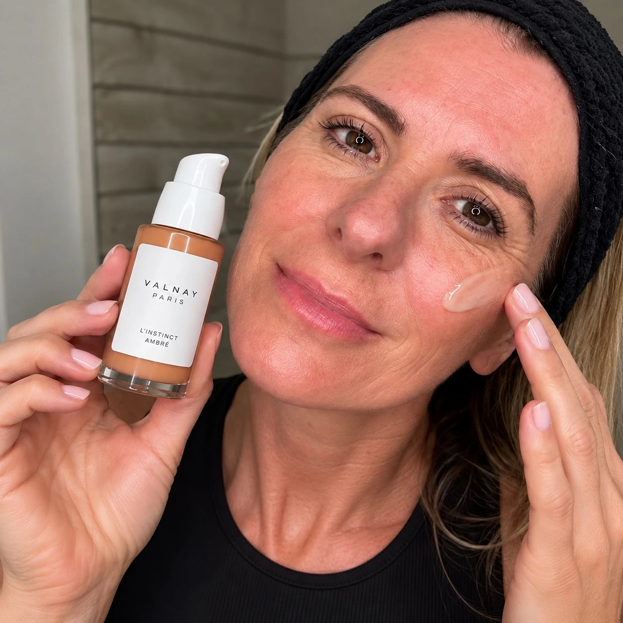 Image du sérum anti-âge aux peptides L’Instinct Ambré de Valnay tenu en main, mettant en valeur son flacon et son design élégant