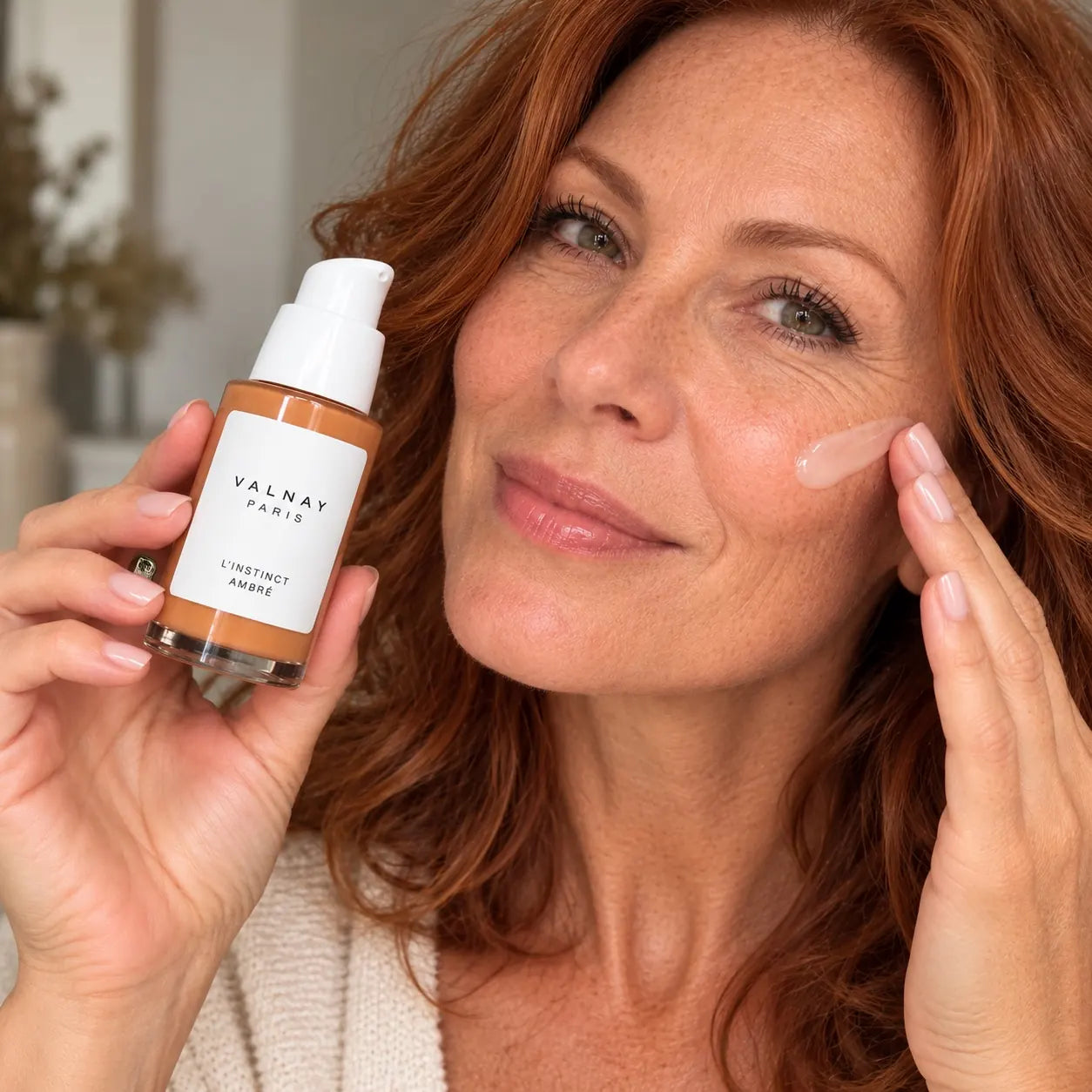 Image du sérum anti-âge aux peptides L’Instinct Ambré de Valnay tenu en main, mettant en valeur son flacon et son design élégant