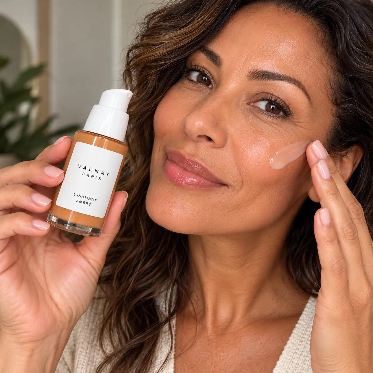 Image du sérum anti-âge aux peptides L’Instinct Ambré de Valnay tenu en main, mettant en valeur son flacon et son design élégant