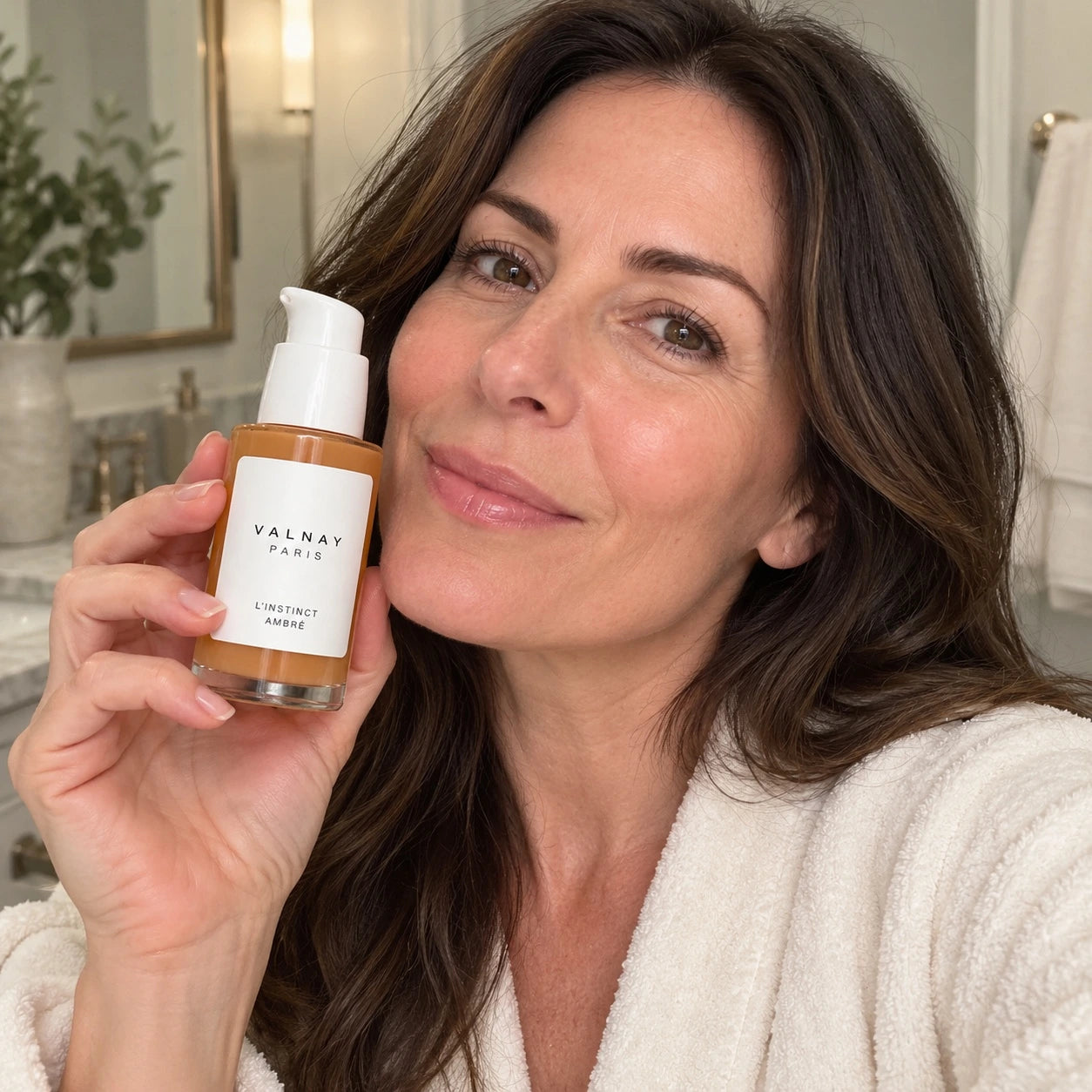 Image du sérum anti-âge aux peptides L’Instinct Ambré de Valnay tenu en main, mettant en valeur son flacon et son design élégant